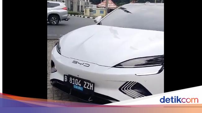 Polisi Tindak Mobil Listrik BYD Seal Pakai Pelat ZZH yang Diduga Palsu