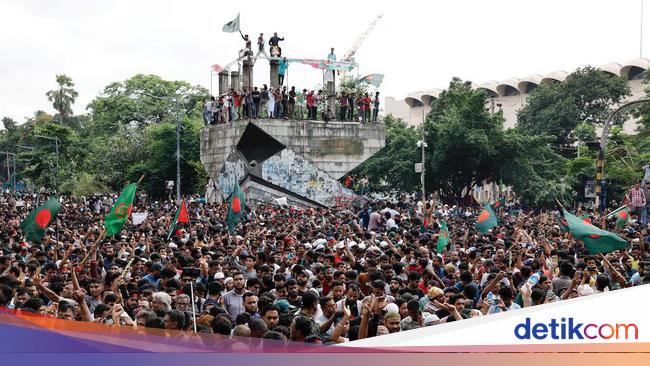 Grabbing!  Thousands of demonstrators storm Palace after Bangladesh PM flees