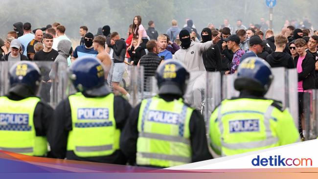 378 Orang Ditangkap Polisi Buntut Kerusuhan Anti-muslim di Inggris