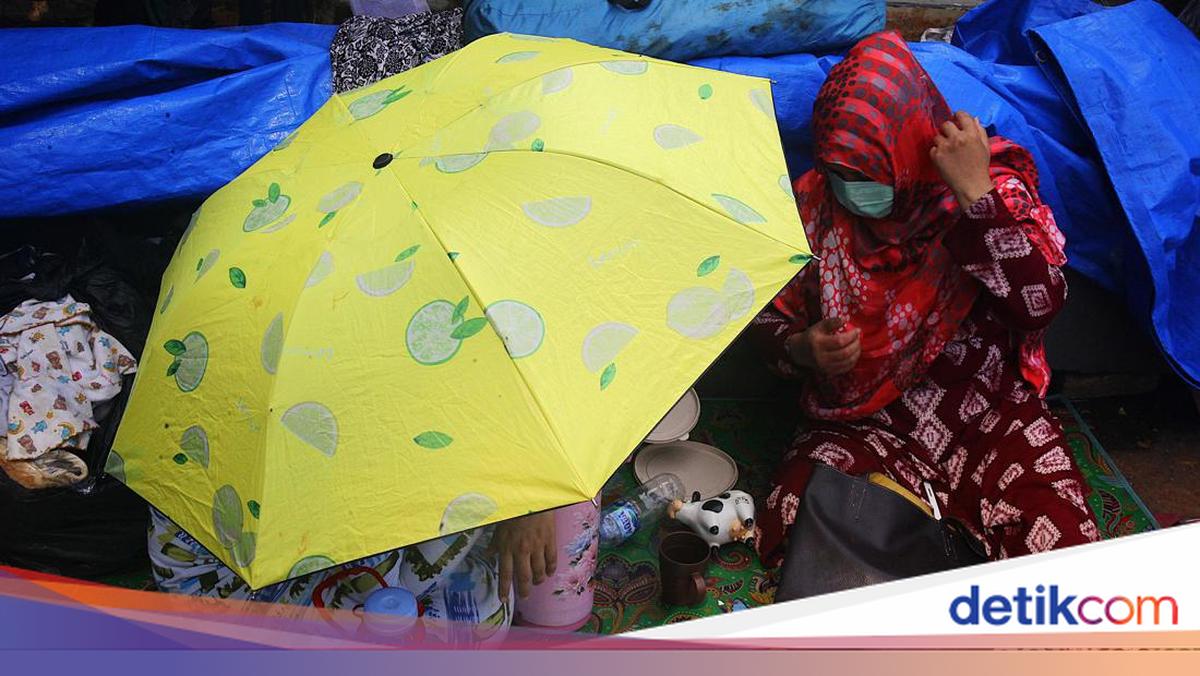 Aksi WNA Kembali 'Camping' di Trotoar UNHCR Jaksel Meski Sudah Ditertibkan