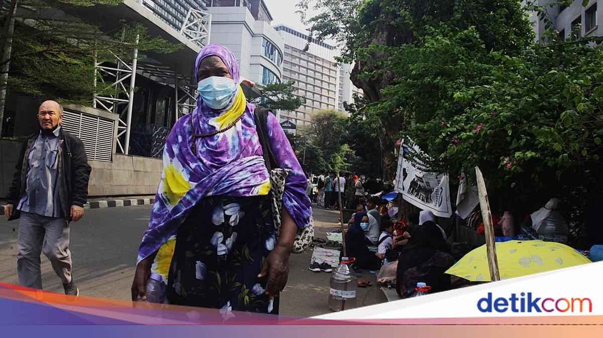 WNA 'Camping' di Trotoar Kantor UNHCR Jaksel Ditertibkan, Bakal Direlokasi
