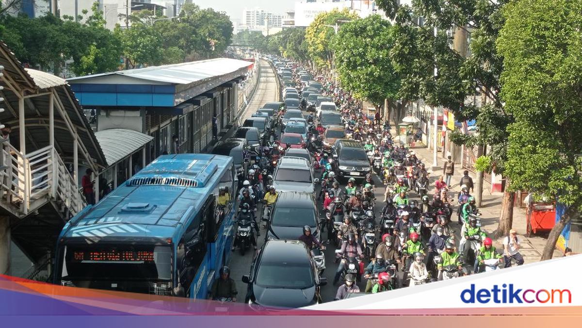 Lalin Mampang Jaksel Macet Parah hingga Jl Warung Jati Barat Pagi Ini