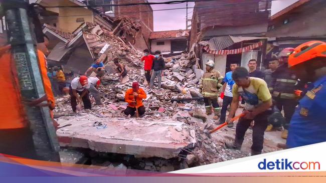 A 3-story house in Bandung suddenly collapsed