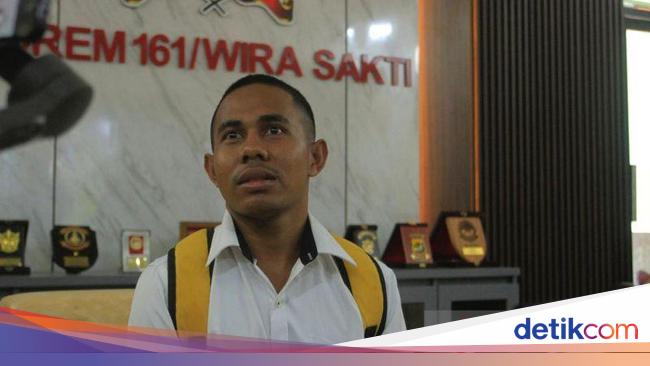 3 Langkah Lagi Jadi Tentara bagi Joni Si Pemanjat Tiang Bendera