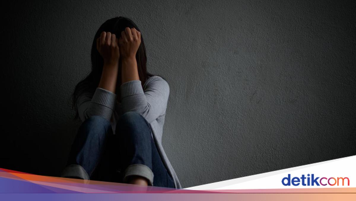 Seorang wanita berinisial IA (28), warga Blimbing, Kota Malang tak menyangka pernikahan yang baru saja dia jalani berakhir pilu. Dia terkejut setelah tahu bahwa suaminya ternyata seorang perempuan tepat di malam pertama.

Via @detikjatim_