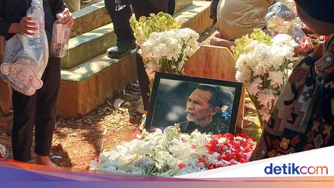 Aktor Otig Pakis Dimakamkan di Samping Kuburan WS Rendra