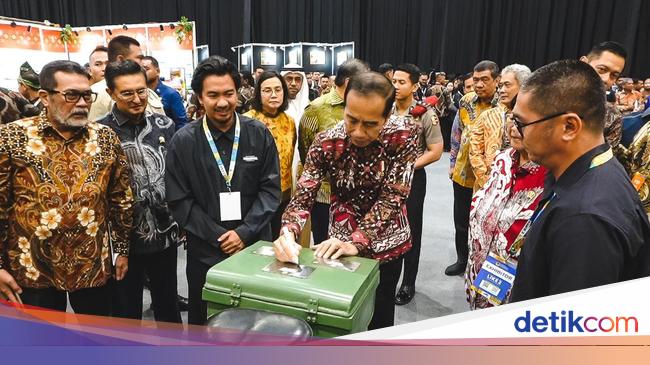 Jokowi Tandatangani Motor Listrik Konversi Karya Anak Bangsa, Bakal Dipakai Keliling Dunia