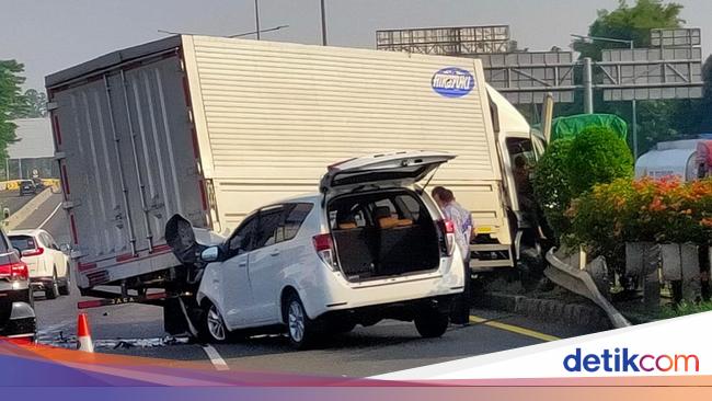 Minibus crashes into boxcar on JORR Km 13 toll road, traffic jams ahead