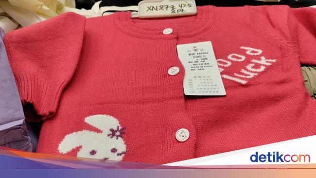 Banyak Baju Impor China Dijual Murah di Pasar Tanah Abang, Ini Buktinya