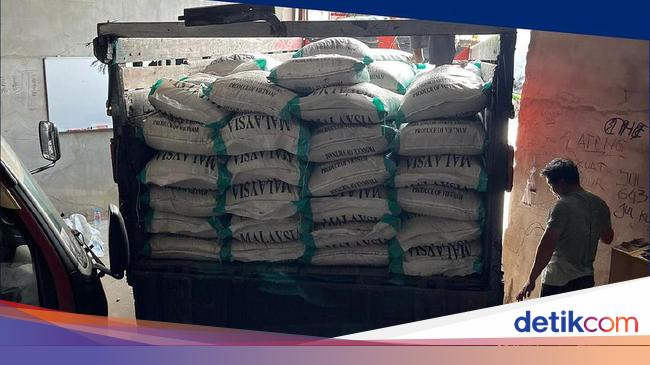 Bea Cukai Hibahkan 5 Ton Beras Hasil Sitaan Merek Malaysia