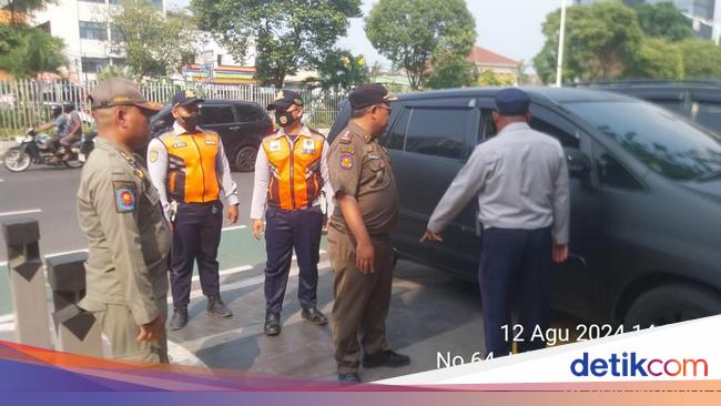 Pemprov DKI Bakal Sanksi Pemilik Restoran Caplok Trotoar untuk Lahan Parkir