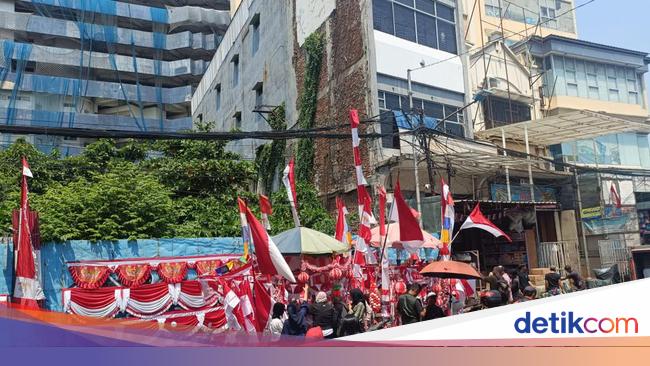 Omzet Penjual Bendera Merah Putih Pasar Asemka Turun, Ini Penyebabnya