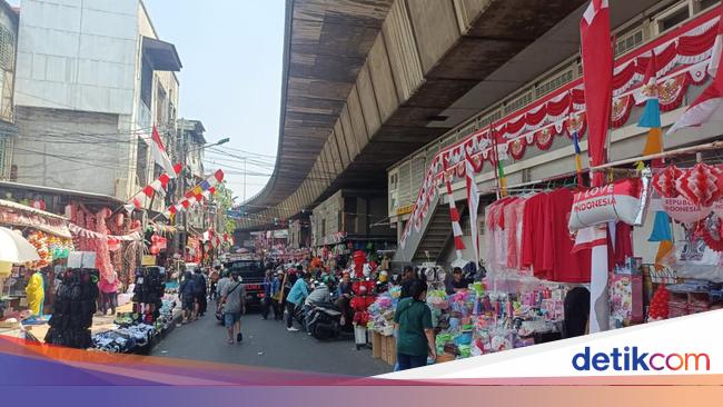 Geliat Pedagang Bendera di Pasar Asemka Jelang Upacara 17 Agustus