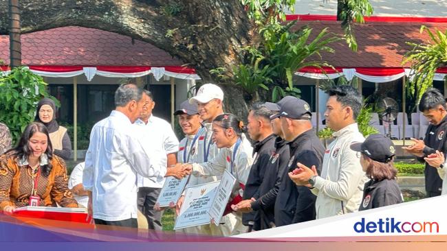 Jokowi Serahkan Bonus Rp 6 Miliar ke Rizki Juniansyah dan Veddriq Leonardo