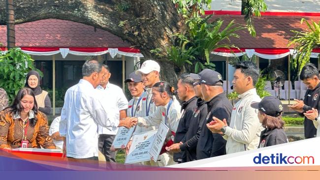 Jokowi Bagi-bagi Bonus Olimpiade, Veddriq-Rizki Dapat Rp 6 M