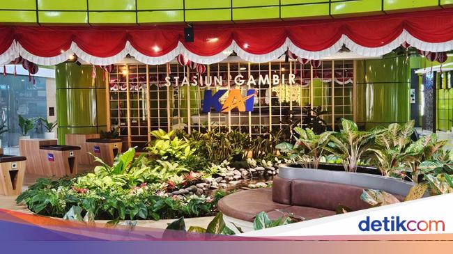 Cek! Jadwal & Rincian 27 Kereta Berhenti di Jatinegara 20 Oktober