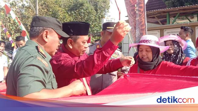 Warga Blora Gotong Royong Jahit Bendera 79 Meter Meriahkan HUT RI ke-79