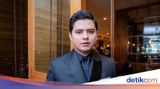 Senyum Aliando Akui Sudah Pacaran dengan Richelle Skornicki