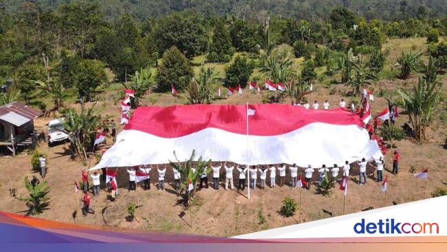 Momen Polisi dan Eks Napiter Bentangkan Merah Putih di Gunung Poso