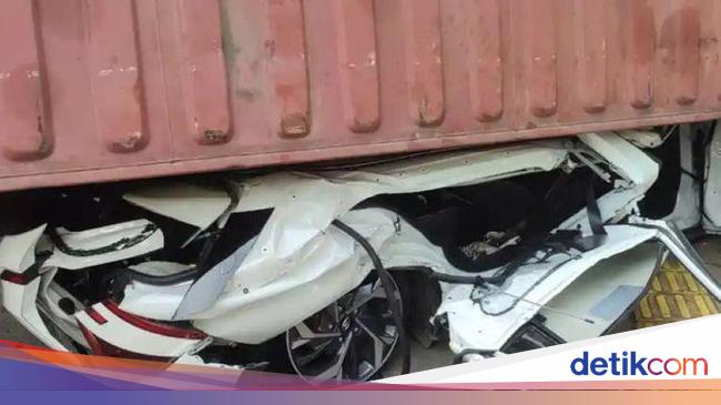 コンテナに衝突されたヒュンダイ・クレタのドライバーの命を車輪が救ったとき