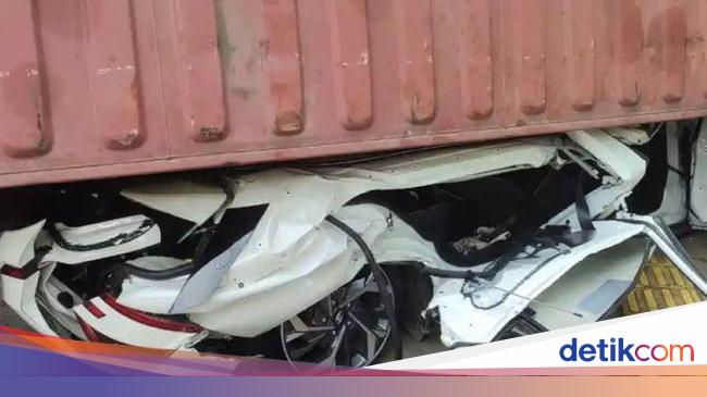 Cerita Pengemudi Hyundai Creta Selamat Usai Mobilnya Tertimpa Kontainer