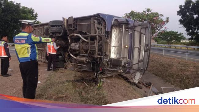 Bus Pariwisata PHD Trans Terguling di Tol Jombang, 1 Orang Tewas