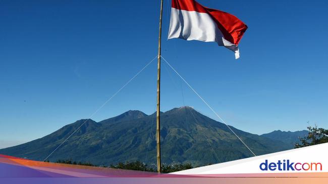 5 Upacara Bendera Paling Unik di Indonesia: dari Bawah Laut Hingga Puncak Gunung