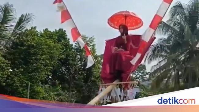 Lomba Panjat Pinang Unik Berhadiah 'Janda' di Cianjur yang Bikin Geger