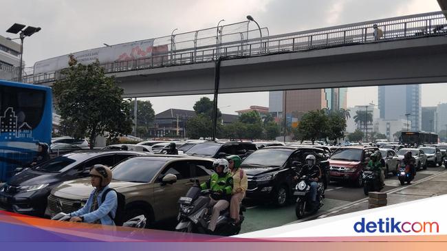 Lalin Jl MT Haryono Pancoran Macet Pagi Ini, Pengendara Adu Klakson