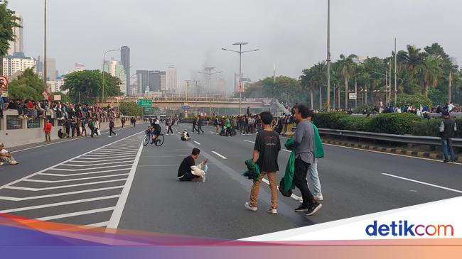 Massa Demo Masuk Tol Dalam Kota, Kendaraan Diarahkan Putar Balik