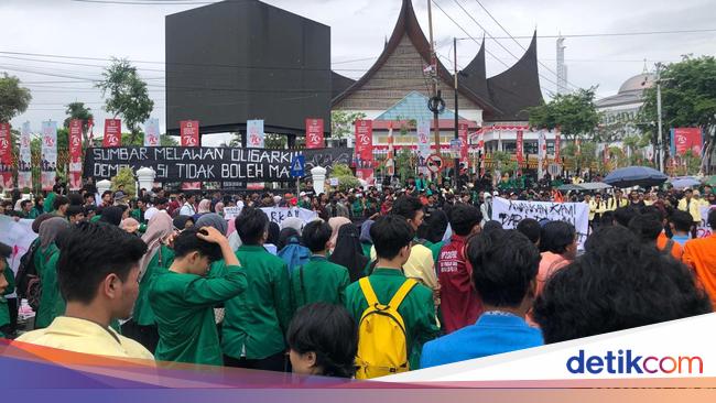 Mahasiswa hingga Akademisi Demo Kawal Putusan MK di Gedung DPRD Sumbar