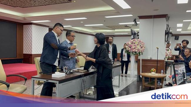 Aktivis '98 Serahkan Bunga Dukungan ke MK soal Putusan UU Pilkada