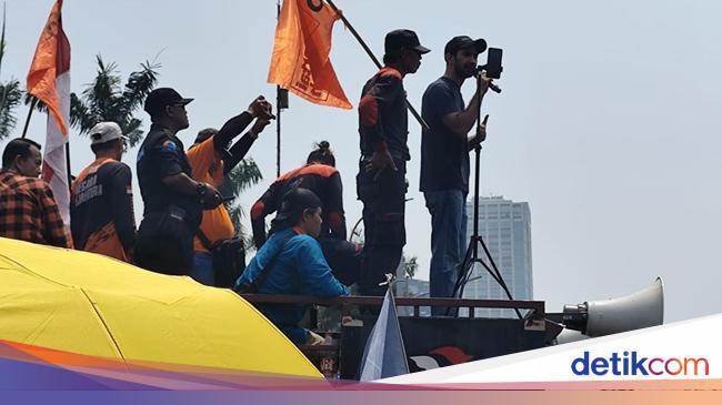 Orasi Reza Rahadian di Depan Gedung DPR: Ini Bukan Negara Milik Keluarga