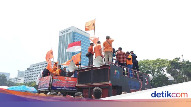 Kawal Putusan MK, Buruh Geruduk DPR