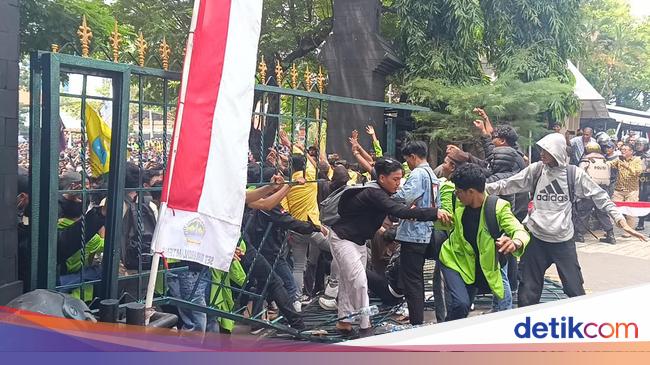 Demo Tolak RUU Pilkada di Semarang Panas, Pagar DPRD Jateng Jebol!