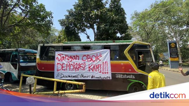 Demo Tolak Revisi UU Pilkada, Massa BEM UI Berangkat ke DPR