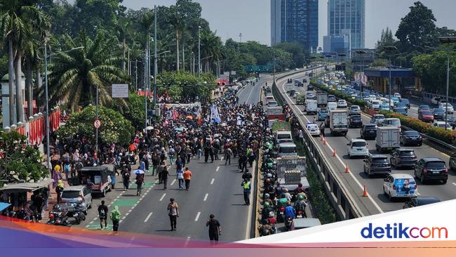 Polisi Berjaga di Kawasan Slipi Amankan Demo Tolak Revisi UU Pilkada di DPR