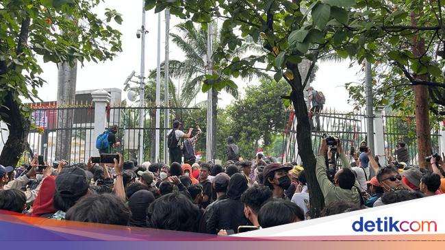 Demo Tolak Revisi UU Pilkada, Pagar Gedung DPR Jebol