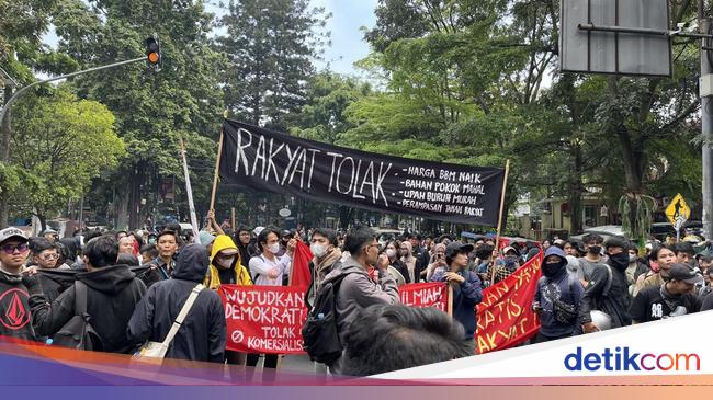 Massa Demo Tolak Revisi UU Pilkada Geruduk Gedung DPRD Jabar