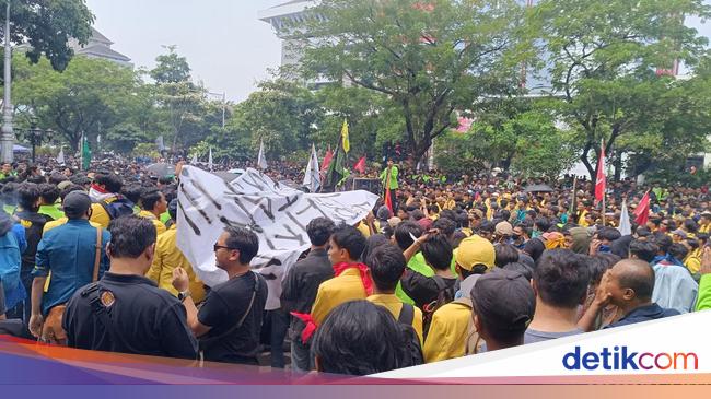 Massa Mahasiswa Tolak RUU Pilkada di Semarang Geruduk DPRD Jateng