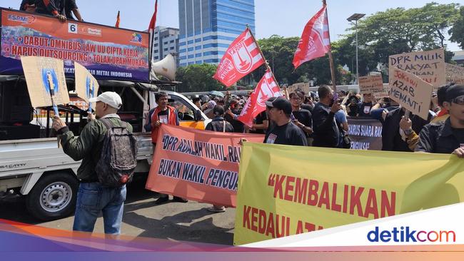 Massa Buruh Mulai Datangi DPR, Bawa Spanduk 'Kembalikan Kedaulatan Rakyat'