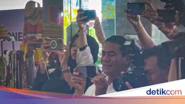 Mentan Amran Mendadak Jadi Tukang Foto Acara OASE di Makassar