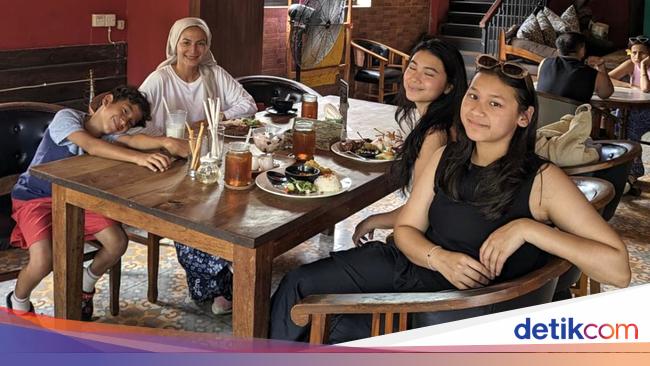 Wanda Hamidah Suka Kulineran Bareng Anak dan Jajan Durian