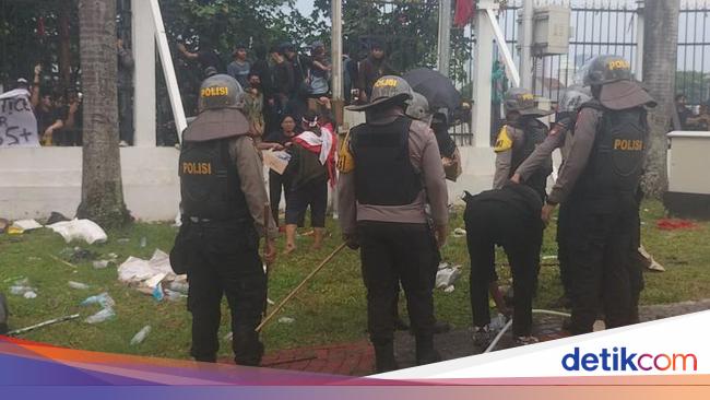 Polisi Lindungi Pendemo dari Lemparan Saat Ambil Air di Halaman Gedung DPR