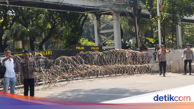 Demo Revisi UU Pilkada, Jalan Medan Merdeka Barat Arah Istana Ditutup