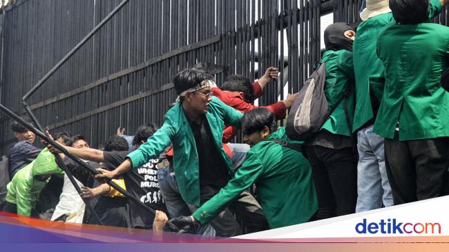 Massa Aksi Rusak Pagar Gedung DPR hingga Halte, Polisi Evaluasi