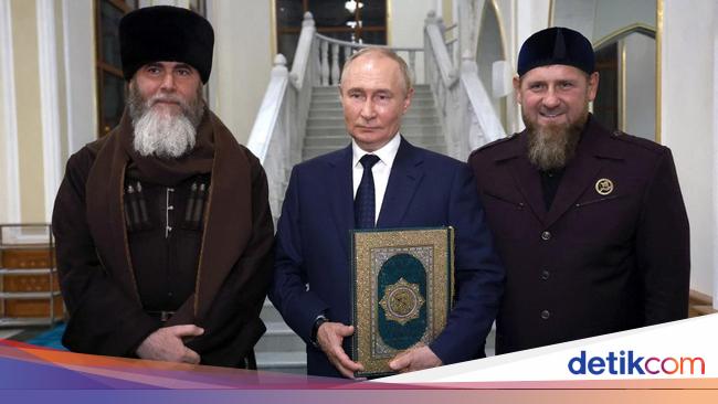 Viral Vladimir Putin Cium Al-Qur'an Saat Kunjungan ke Chechnya