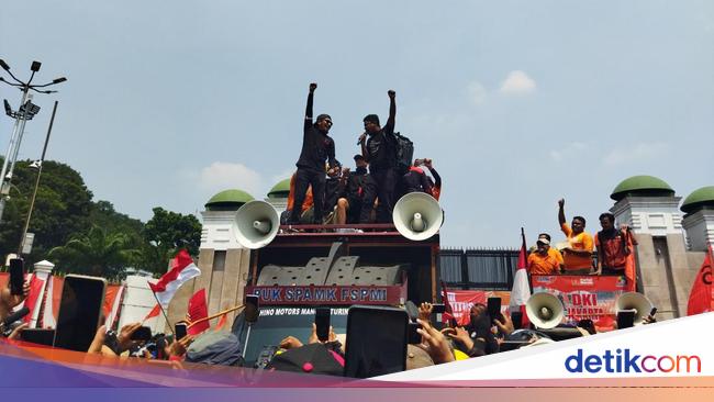 Para Komika Orasi di Depan DPR: Jangan Harap Kami Lucu di Sini