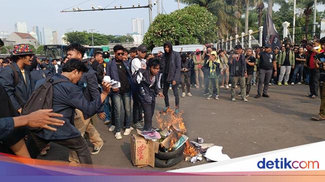 Massa di Depan DPR Bakar Ban hingga Poster Jokowi