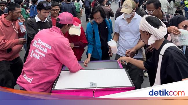 Brand Minuman Lokal Ini Bagi-bagi 1.000 Gelas Gratis saat Demo Besar di DPR